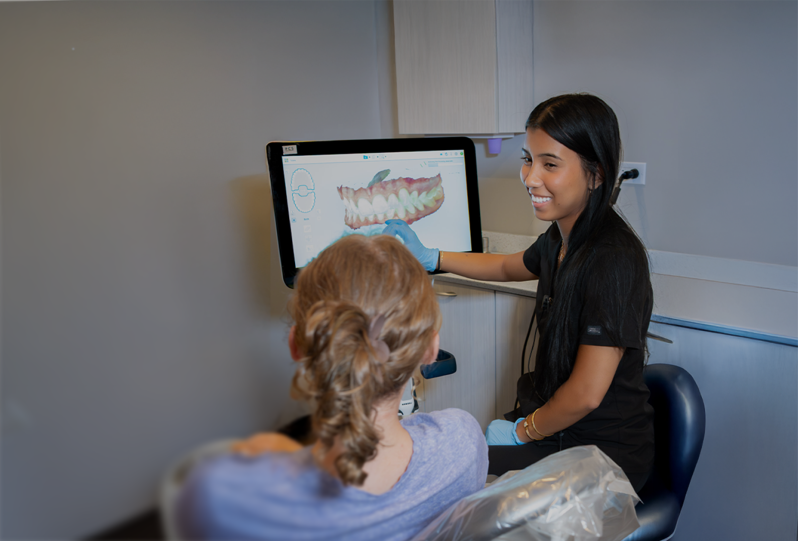 Dentist showing patient a 3D teeth scan